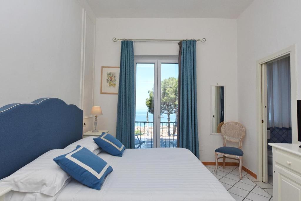 Hotel Garden Riviera Санта-Мария-ди-Кастеллабате Экстерьер фото